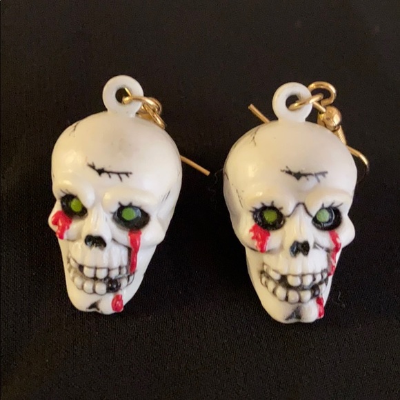 Skull 💀 earrings - Halloween? Goth?  Edgy? - Picture 1 of 2